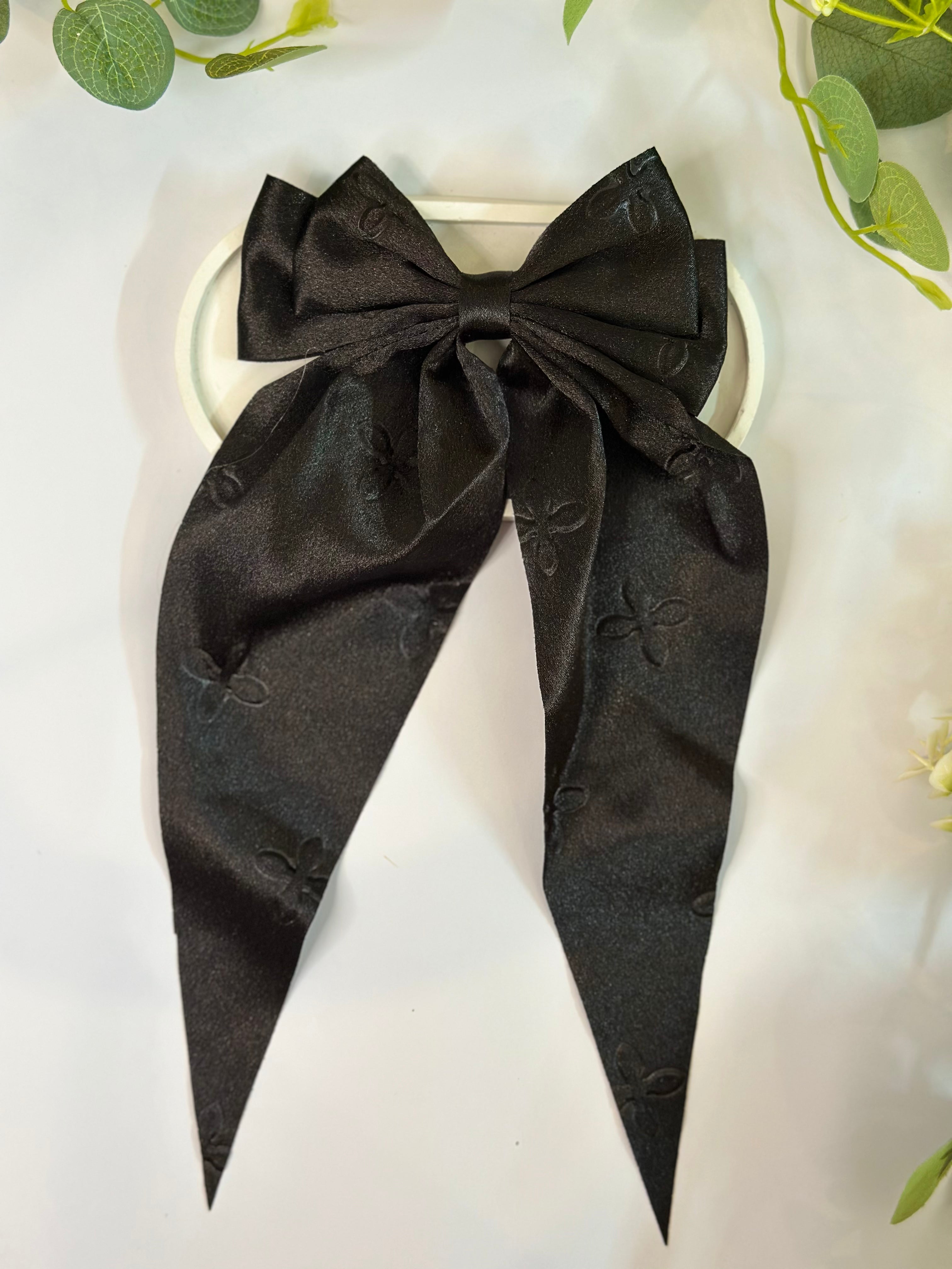 Shiny long tail bows