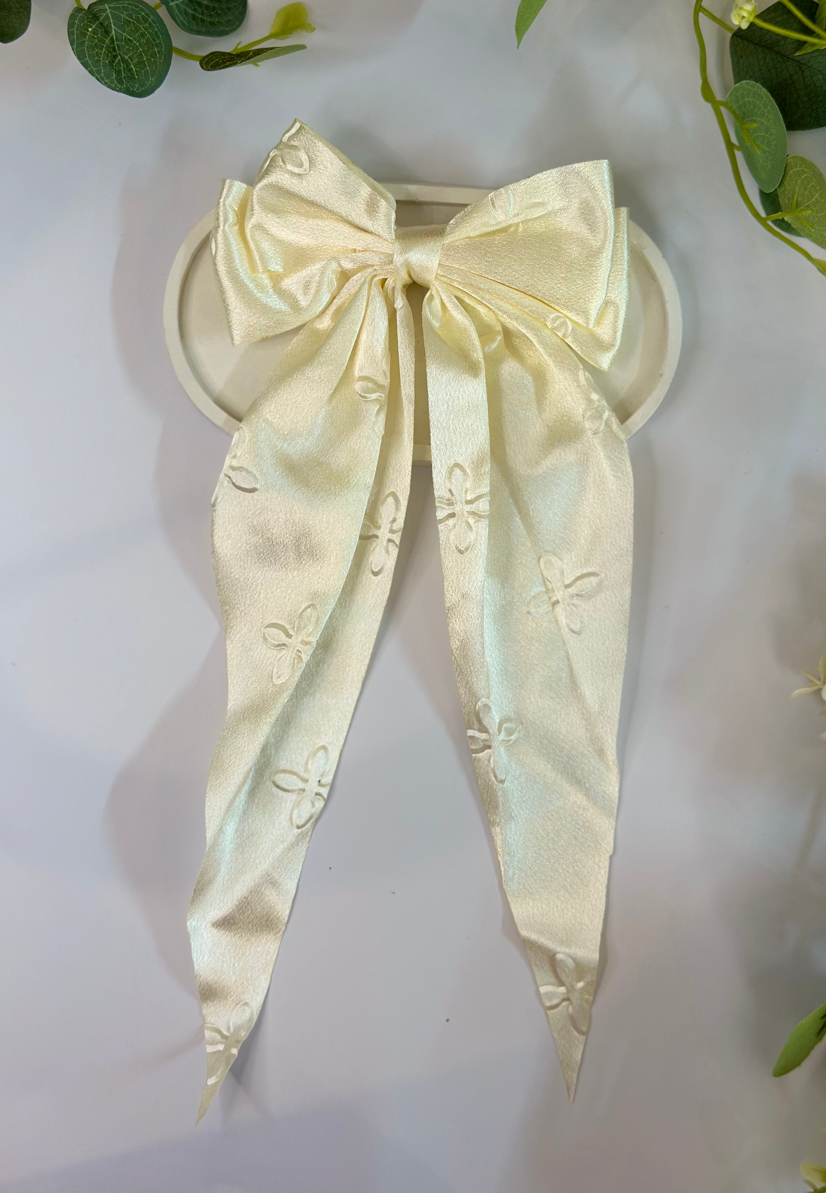 Shiny long tail bows
