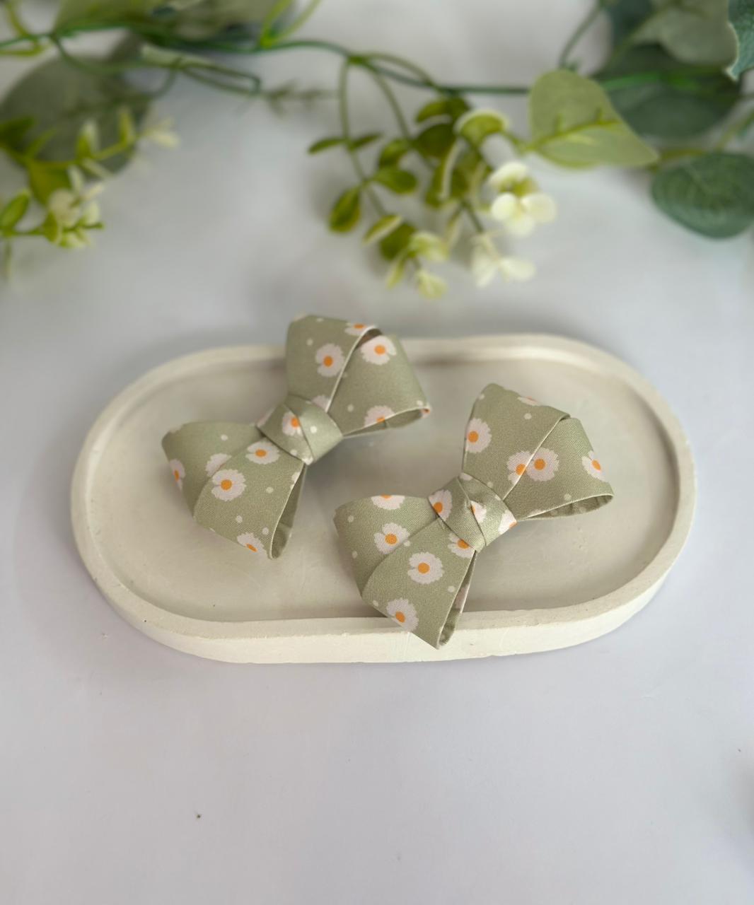 Flower print bow clip set