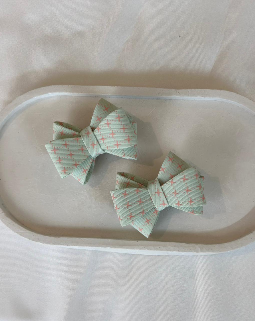 Star cross pattern hair clip set